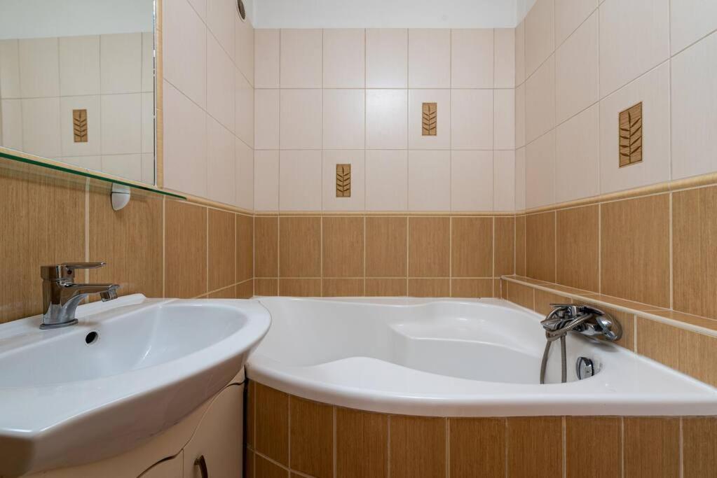 Spacious And Bright Flat Between Airport & Center Apartment Budapest Exterior photo